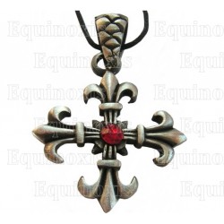 Colgante cruz – Cruz con puntas acabadas en flor de lis – Piedra roja